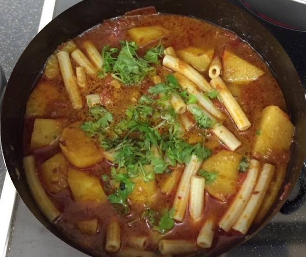 Aloo Macaroni ki Sabzi / Macarrones con Patatas al Curry !!